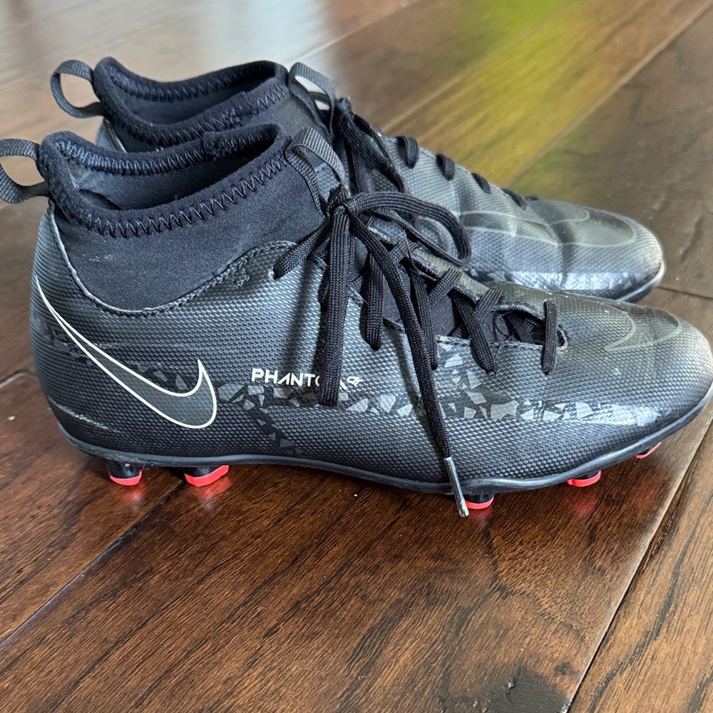 Nike Phantom Black and Red Soccer Cleats Kids sz 3Y
